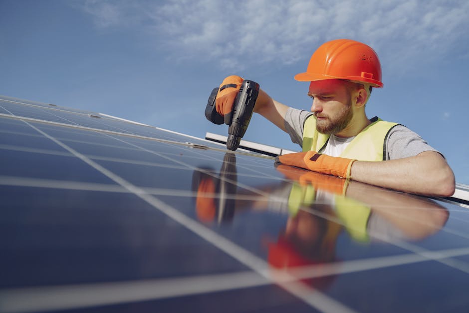 Technicus die storingen van Solaredge zonnepanelen herstelt met Zonnepanelen Servicepunt.